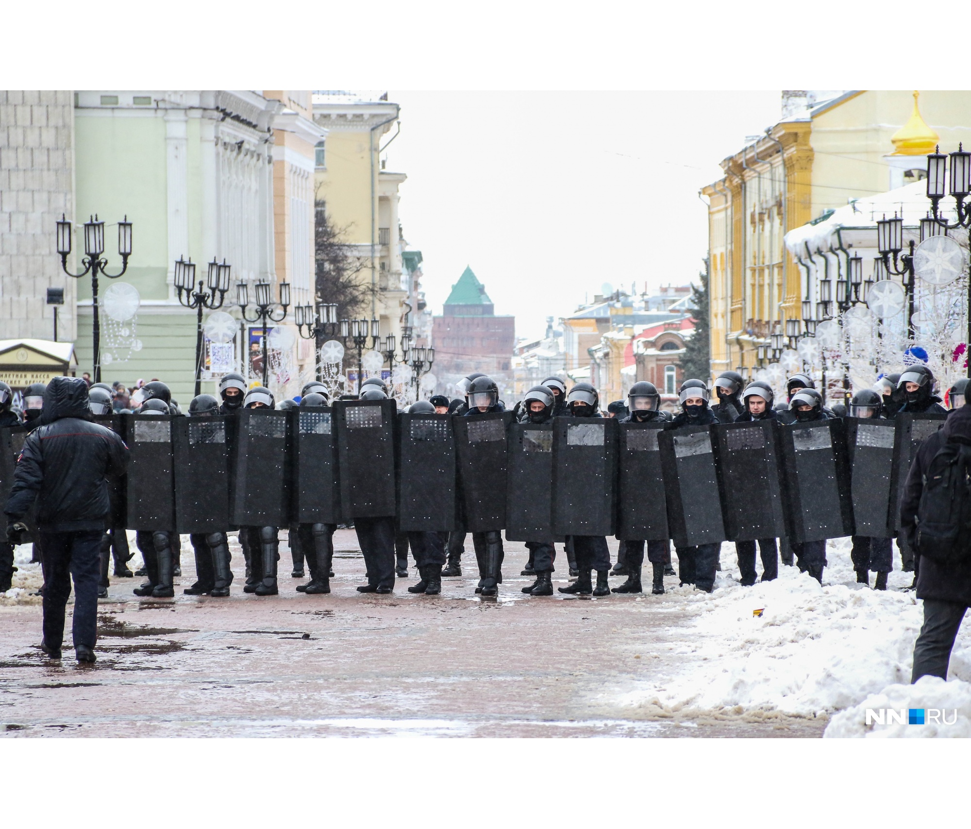 Похожую картину митингующие видели и в прошлые выходные. Правда, тогда, преградив им путь возле кинотеатра «Орленок», ОМОН не применял щиты Похожую картину митингующие видели и в прошлые выходные. Правда, тогда, преградив им путь возле кинотеатра «Орленок», ОМОН не применял щиты