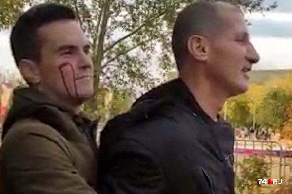 Конфликт на набережной завязался посреди дня, когда вокруг было полно людей. А вот сотрудников полиции поблизости не оказалось — челябинцу пришлось удерживать агрессивного мужчину около получаса Конфликт на набережной завязался посреди дня, когда вокруг было полно людей. А вот сотрудников полиции поблизости не оказалось — челябинцу пришлось удерживать агрессивного мужчину около получаса