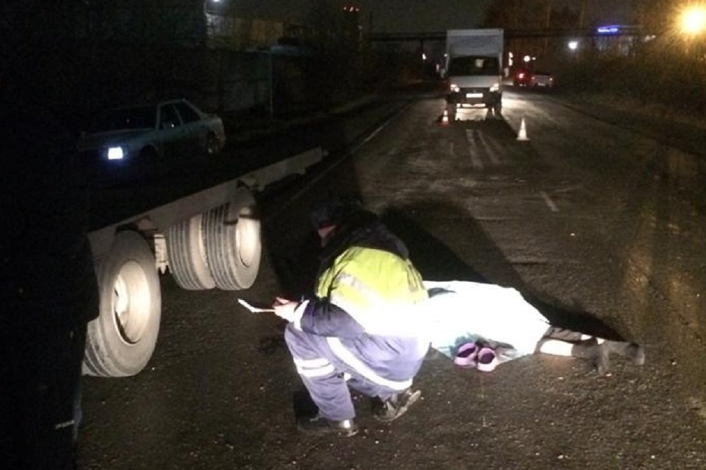 Под Екатеринбургом водитель грузовика насмерть сбил пешехода