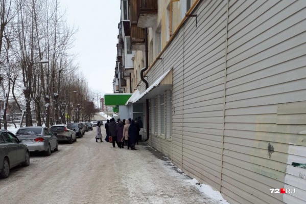 Сотрудники ТРИЦа не пускали людей в теплое здание Сотрудники ТРИЦа не пускали людей в теплое здание 
