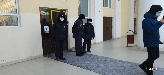В определенный момент вход в кинотеатр оказался невозможным В определенный момент вход в кинотеатр оказался невозможным