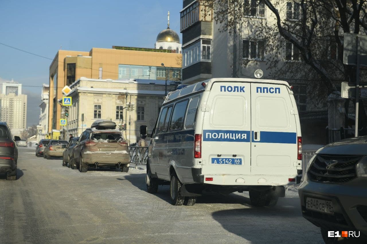 Полиция около ОП <nobr class="_">№ 1</nobr> Полиция около ОП <nobr class="_">№ 1</nobr>