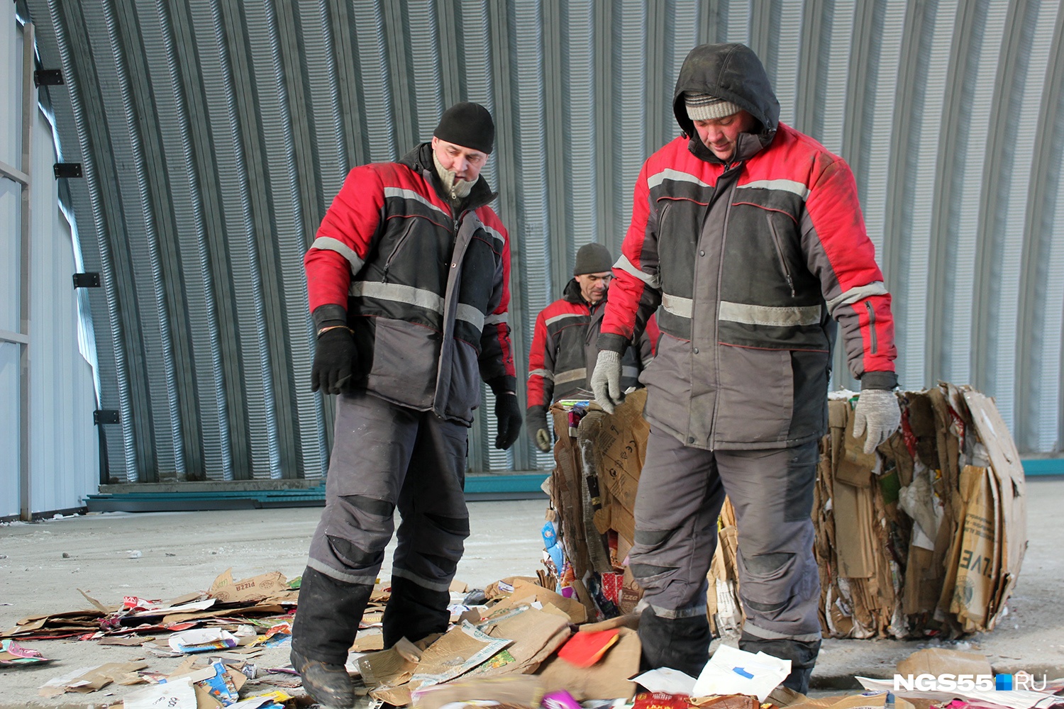 В Омске ищут рабочих на новый мусоросортировочный завод. Им обещают зарплату до 50 тысяч рублей