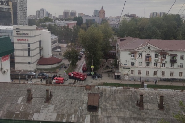 Пожар случился на втором этаже ТЦ Пожар случился на втором этаже ТЦ