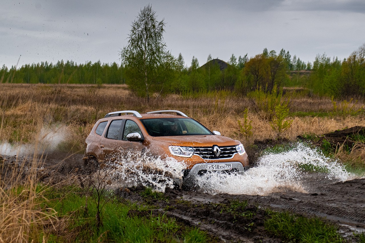 В грязи важен не только тип привода, но и шины, поэтому Duster на резине all terrain (AT), а тем более mud terrain (MT) едет заметно лучше, чем на шоссейках В грязи важен не только тип привода, но и шины, поэтому Duster на резине all terrain (AT), а тем более mud terrain (MT) едет заметно лучше, чем на шоссейках