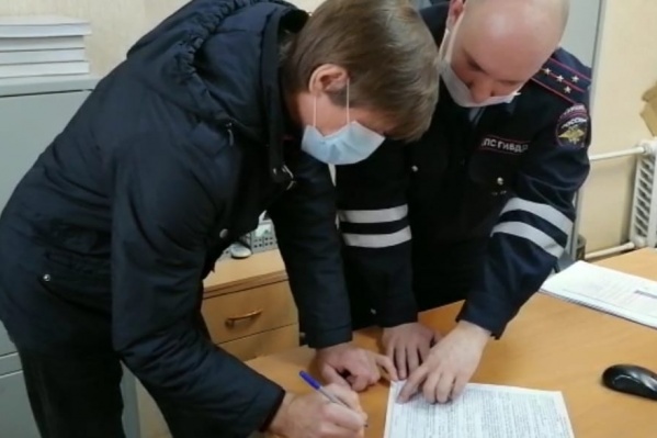 По словам очевидцев, после аварии водитель просто уехал По словам очевидцев, после аварии водитель просто уехал