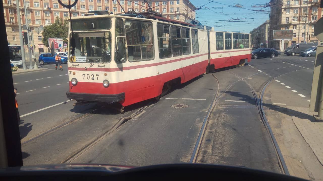 Температурный выброс. На Заневской площади от жары вздыбился рельс, остановив трамваи на полтора часа