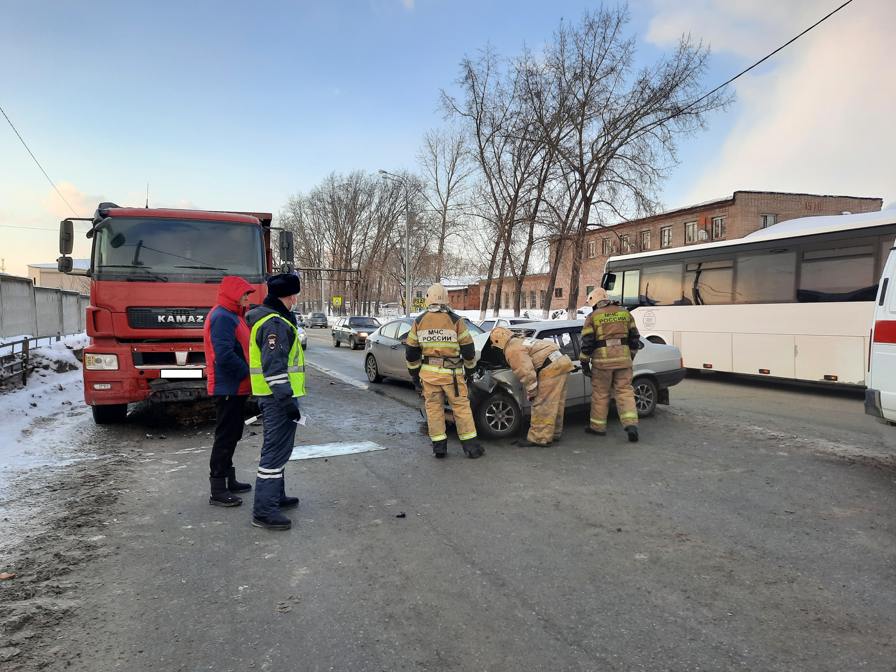 В Нижнем Тагиле водитель ВАЗа в нетрезвом состоянии повез 5-летнюю дочку из  детского сада и устроил ДТП | 10.03.2021 | Екатеринбург - БезФормата