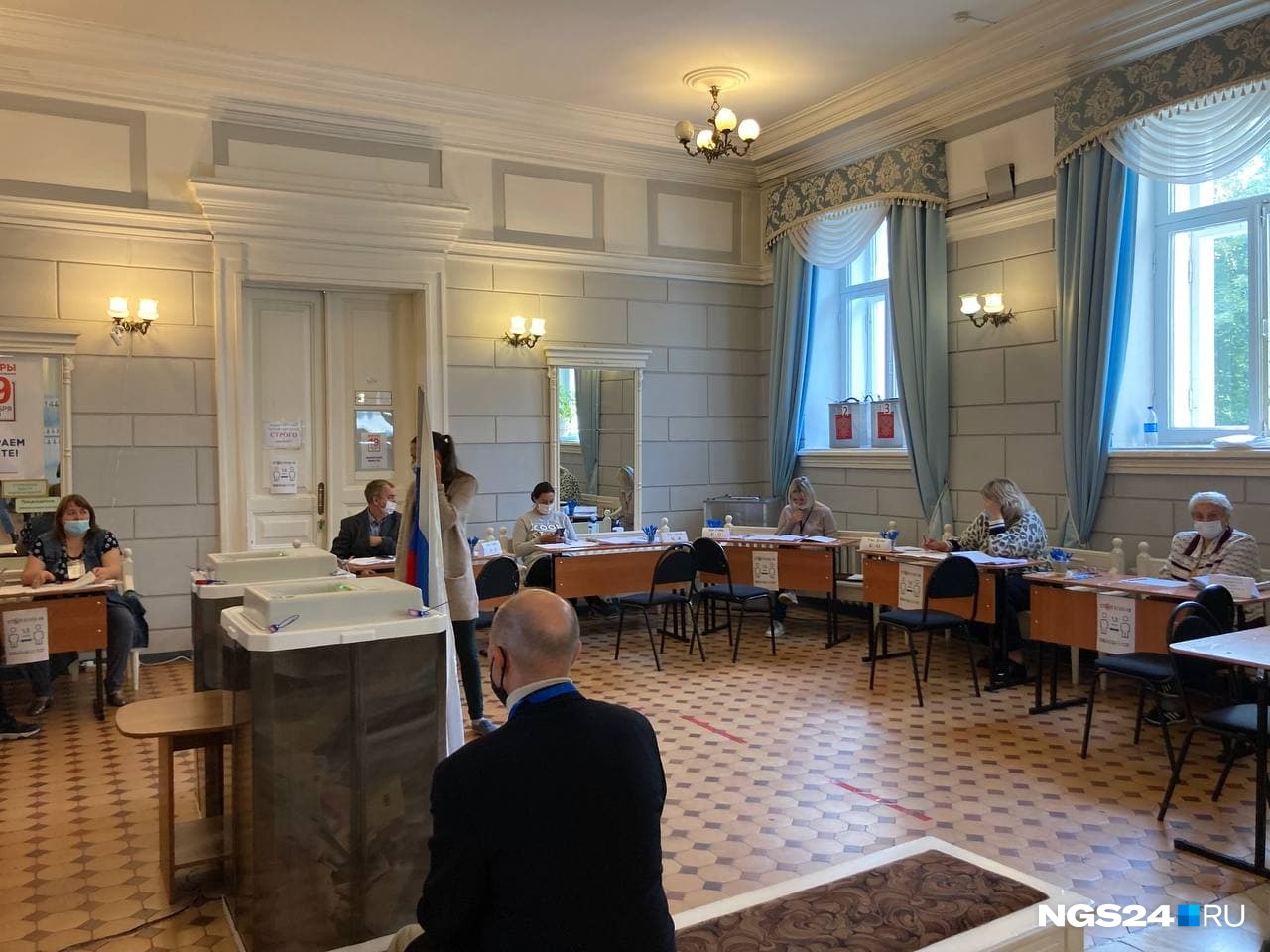 По словам участников избирательной комиссии, большой поток в течение всего дня тут наблюдали в пятницу, 17 числа По словам участников избирательной комиссии, большой поток в течение всего дня тут наблюдали в пятницу, 17 числа