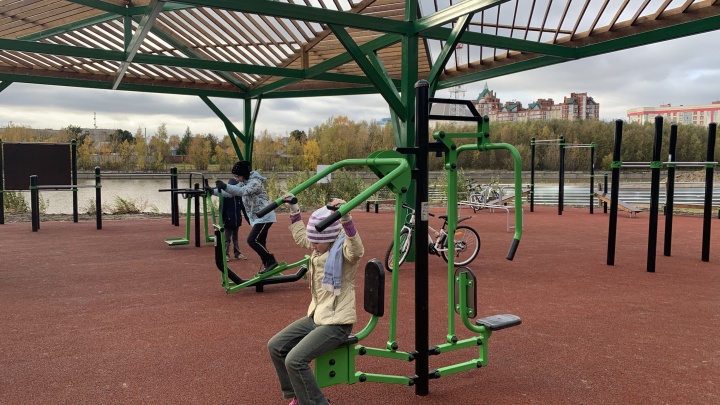 Ни одно дерево не пострадало: в парке «За Саймой» в Сургуте открыли новую спортивную площадку