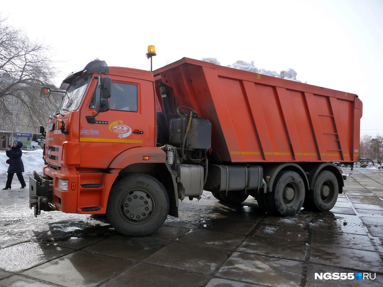 Мэрия Омска планирует нанять 60 самосвалов для вывоза снега