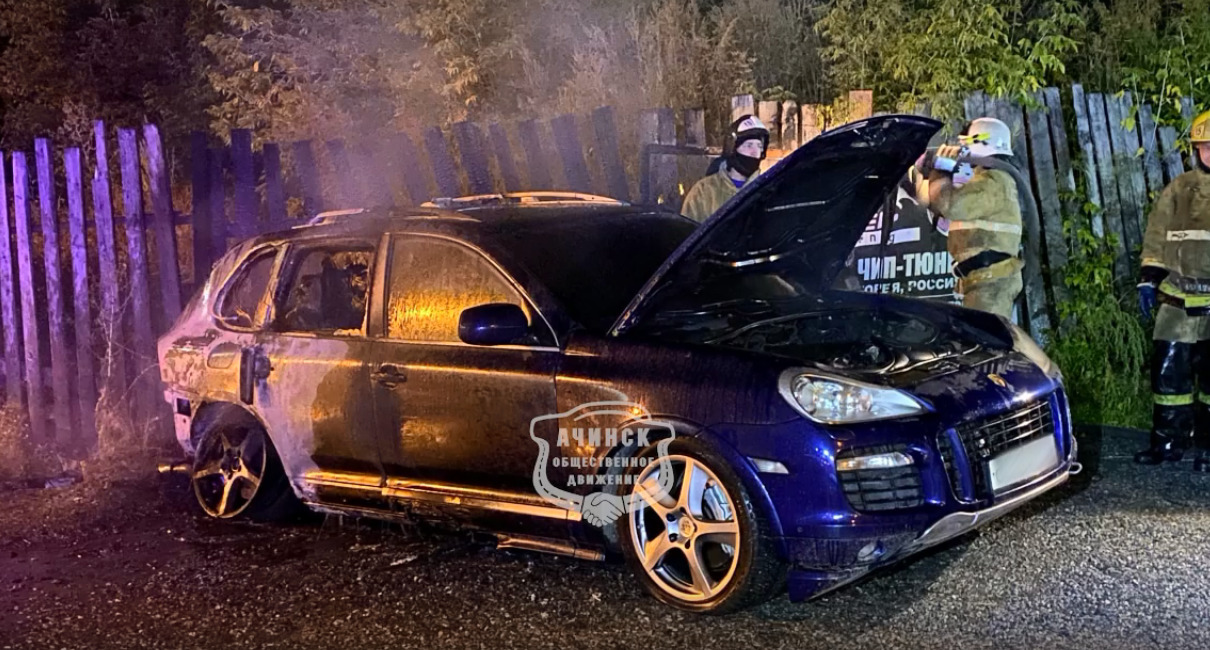 Porsche Cayenne сожгли ночью в Ачинске