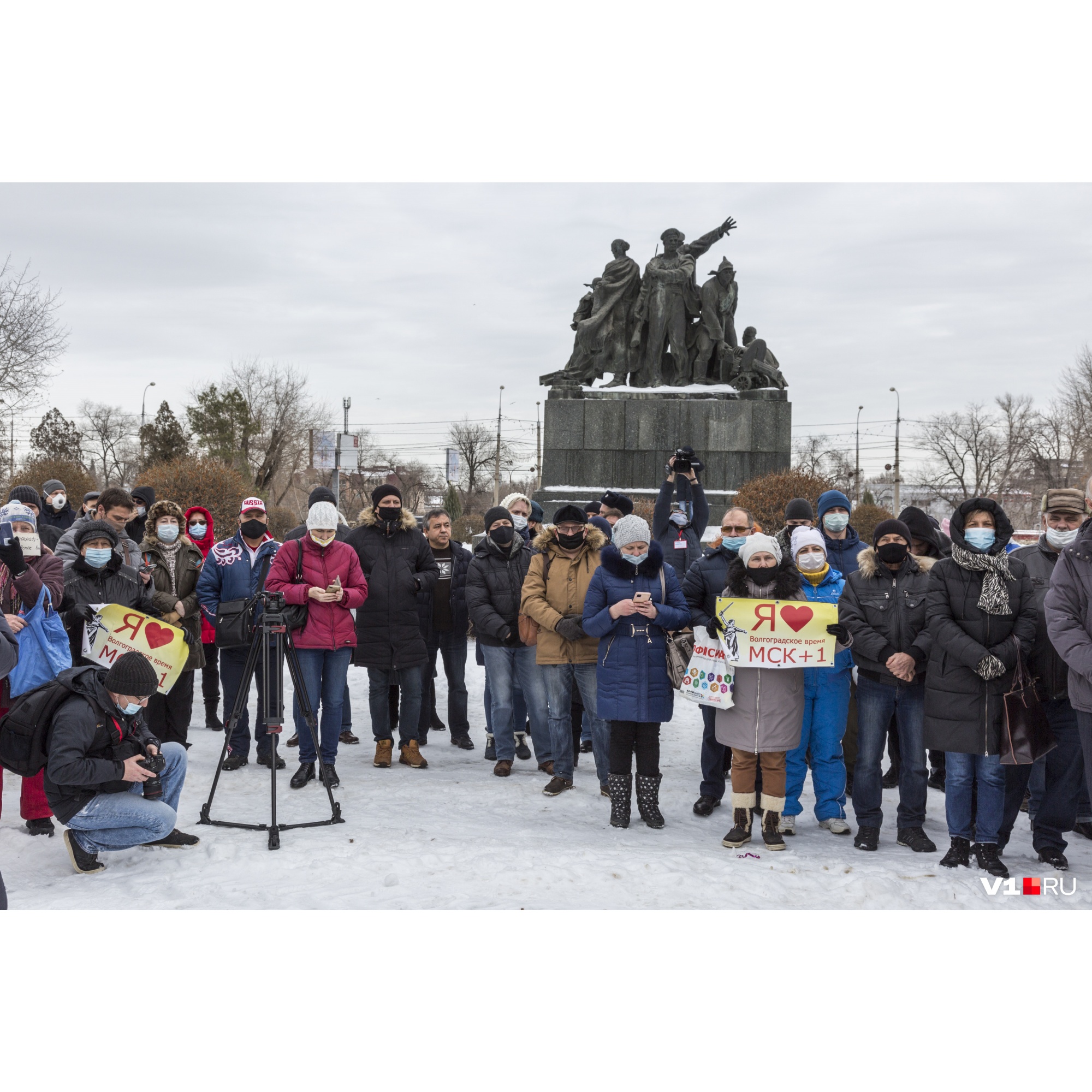 В общей сложности на митинг собралось около сотни сторонников волгоградского времени В общей сложности на митинг собралось около сотни сторонников волгоградского времени