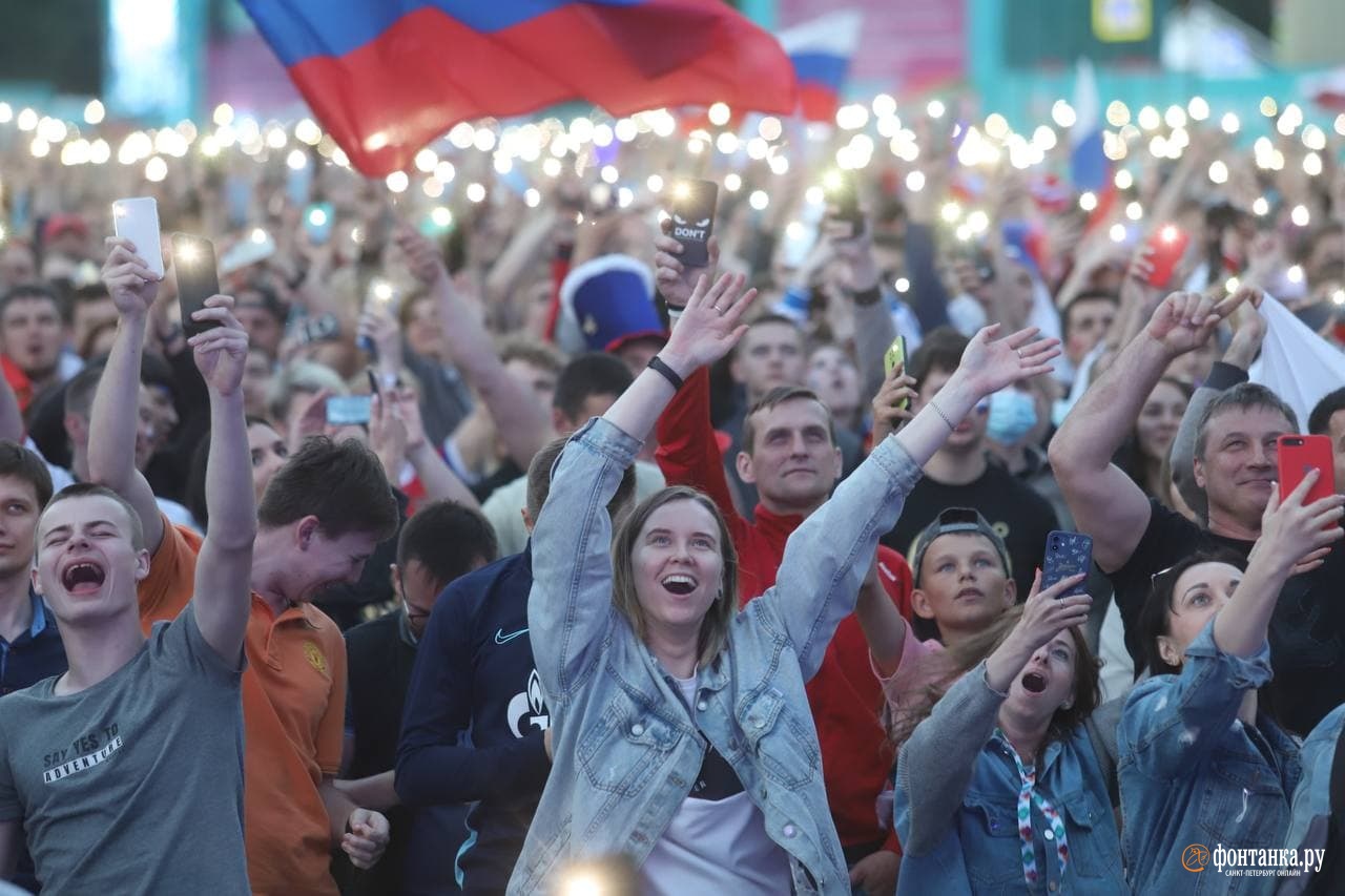 Многие смотрели матч из фан-зон Многие смотрели матч из фан-зон