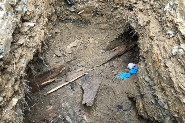 Когда начали копать могилу, на глубине около метра обнаружили другой гроб&nbsp;