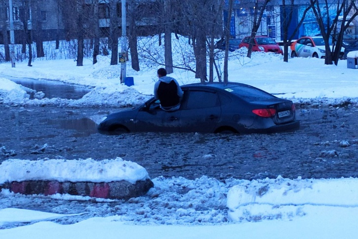 Под Hyundai провалился снежный настил. Вода начала прибывать