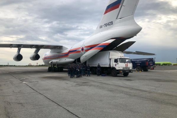 Самолет доставит не только людей, но и специальную технику Самолет доставит не только людей, но и специальную технику