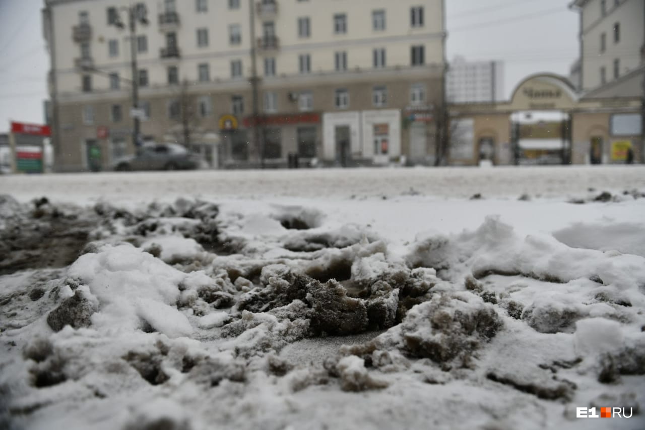 Около свердловского железнодорожного вокзала также можно увидеть сугробы Около свердловского железнодорожного вокзала также можно увидеть сугробы