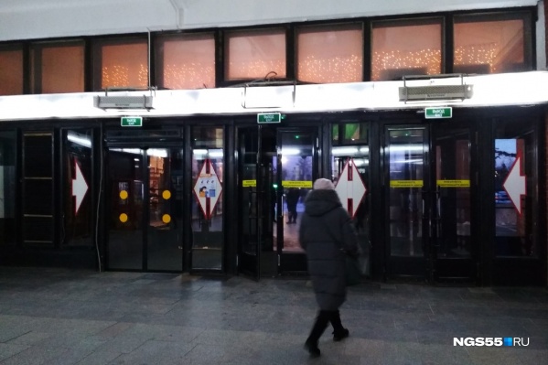 Не все предпочитают автоматические двери — многие по старинке заходят через качающиеся Не все предпочитают автоматические двери — многие по старинке заходят через качающиеся