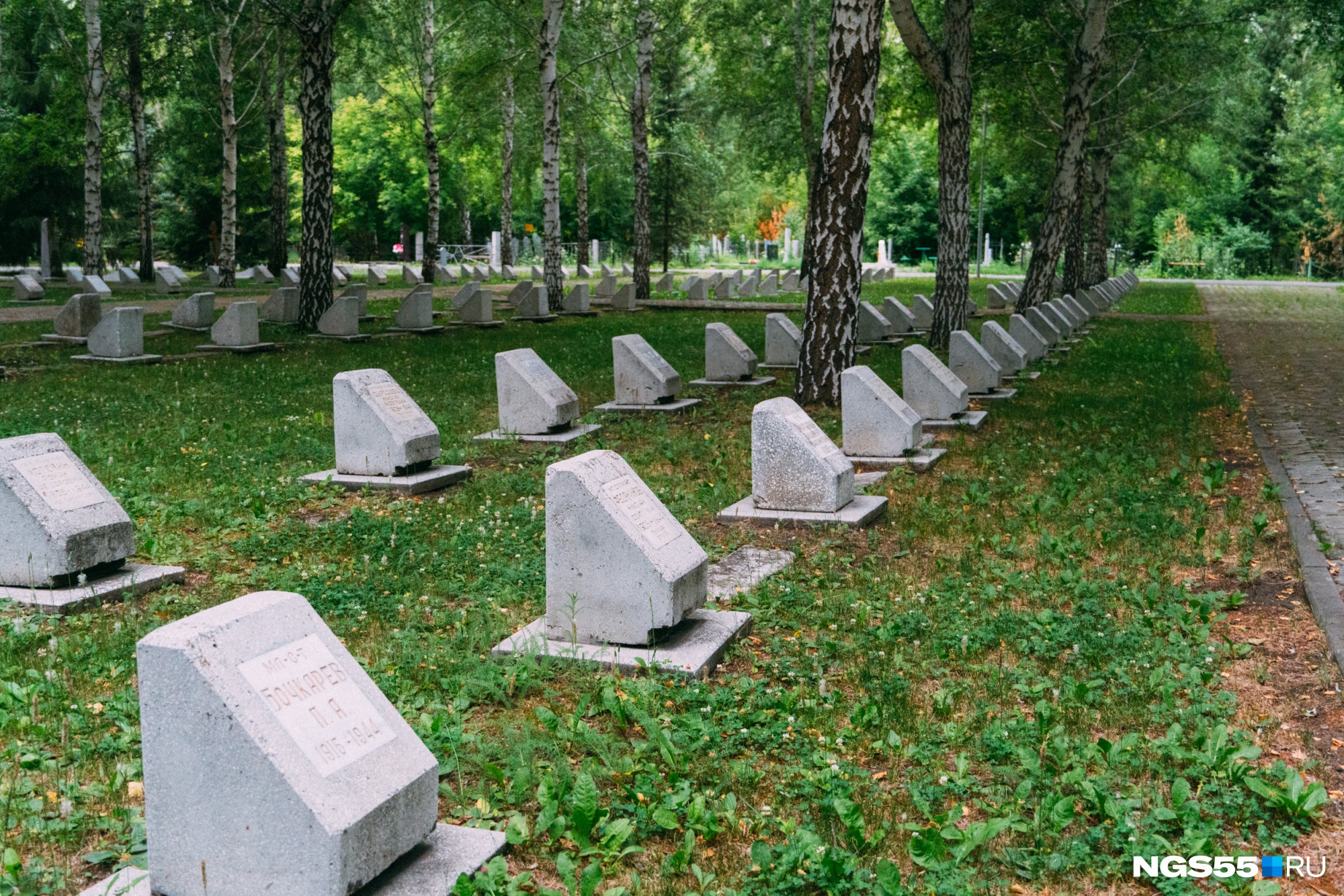 Похоронен на северном кладбище
