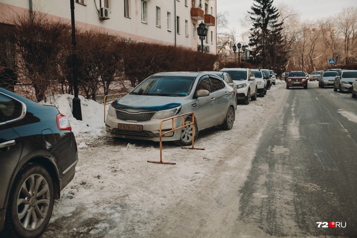 Тюменка считает, что городские власти должны не ограничивать доступ к существующим парковкам, а создавать новые Тюменка считает, что городские власти должны не ограничивать доступ к существующим парковкам, а создавать новые
