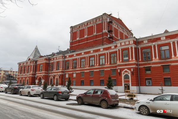 Здание драмтеатра построили в 1888 году Здание драмтеатра построили в 1888 году