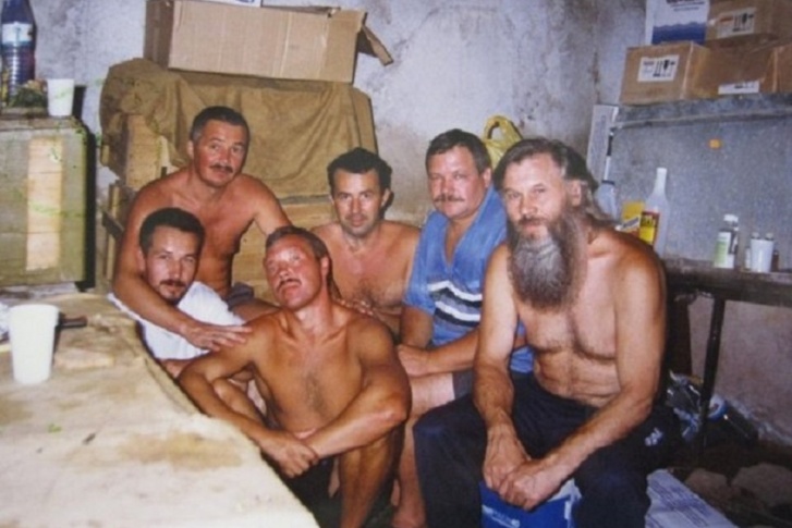 Плененный экипаж в афганской тюрьме в середине <nobr class="_">90-х</nobr>. Владимир Шарпатов на фото крайний справа, с бородой