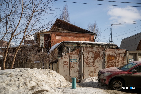 Частный сектор в Новосибирске — особенно тот, что занимает привлекательные площади <nobr class="_">у метро, —</nobr> не дает покоя ни застройщикам, ни чиновникам Частный сектор в Новосибирске — особенно тот, что занимает привлекательные площади <nobr class="_">у метро, —</nobr> не дает покоя ни застройщикам, ни чиновникам