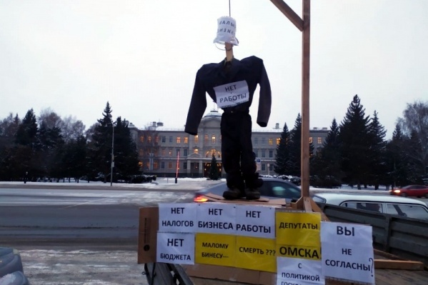 В день, когда предприниматель решил провести акцию протеста, в заксобрании рассматривали проект закона о регулировании рынка нестационарных торговых объектов В день, когда предприниматель решил провести акцию протеста, в заксобрании рассматривали проект закона о регулировании рынка нестационарных торговых объектов
