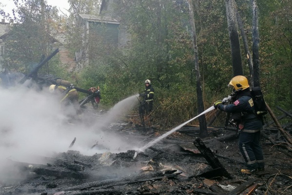 К полудню пожарные уже занимались проливкой места возгорания К полудню пожарные уже занимались проливкой места возгорания