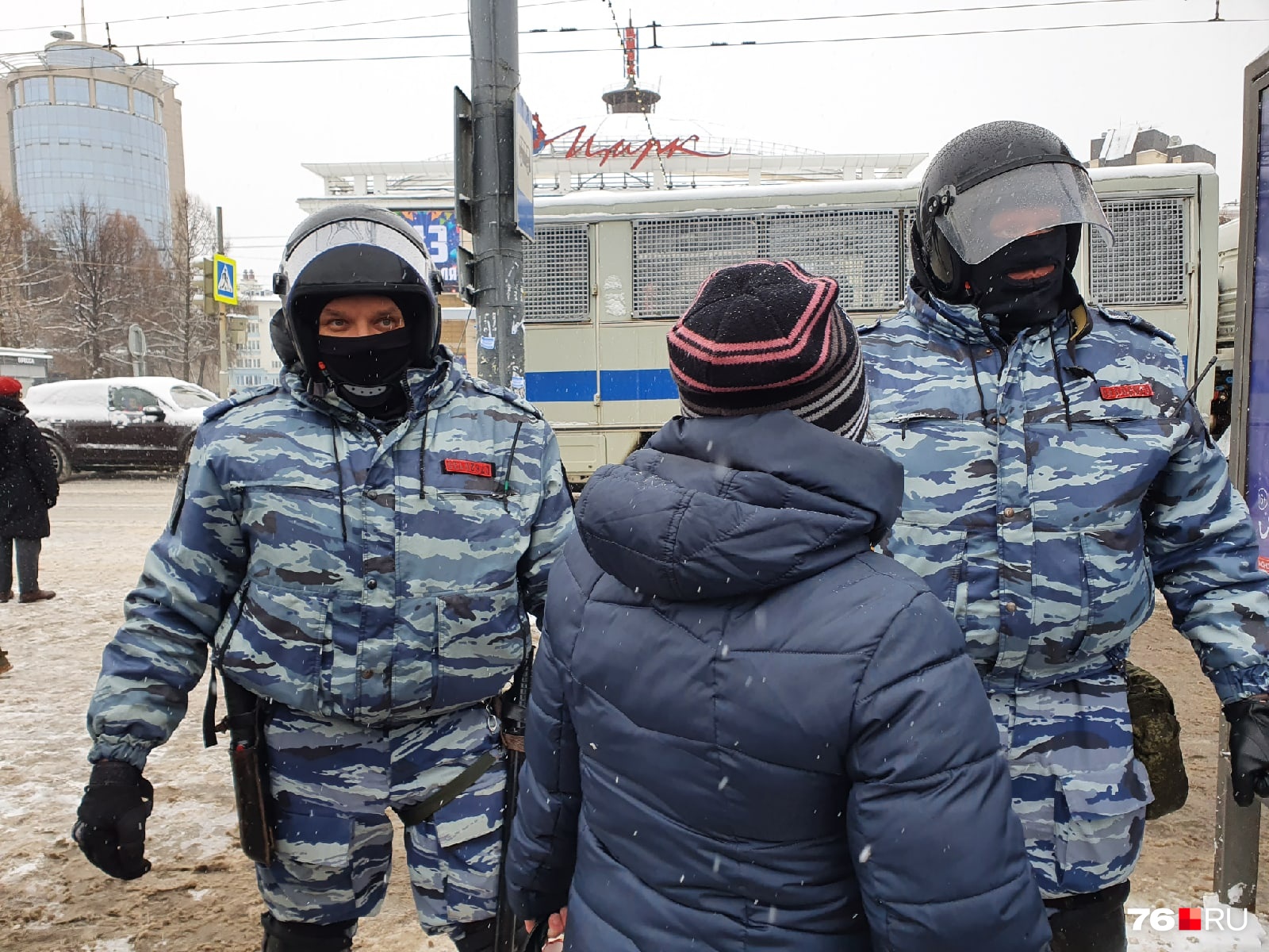 Женщина пыталась объяснить, что она попала в оцепление случайно Женщина пыталась объяснить, что она попала в оцепление случайно