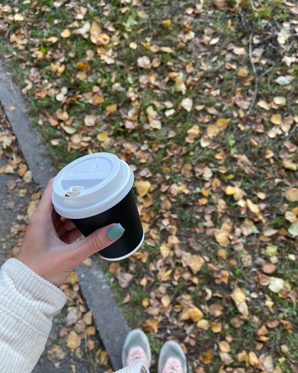 Горячий кофе — идеальное завершение осенней прогулки, не так ли?