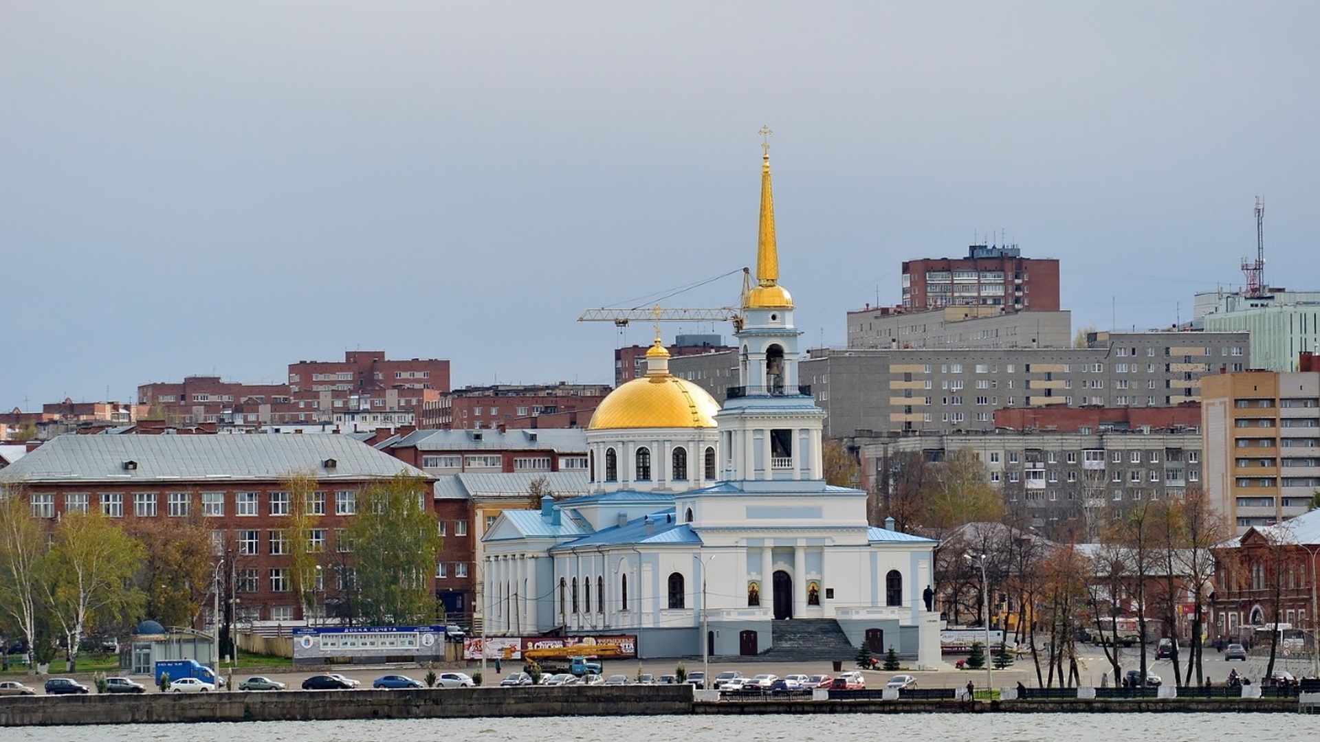 Собор можно увидеть на центральной площади города Собор можно увидеть на центральной площади города