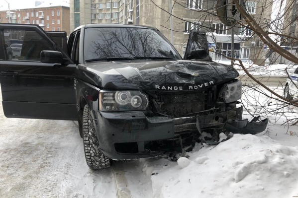 Водитель бросил свой Range Rover посреди улицы Водитель бросил свой Range Rover посреди улицы