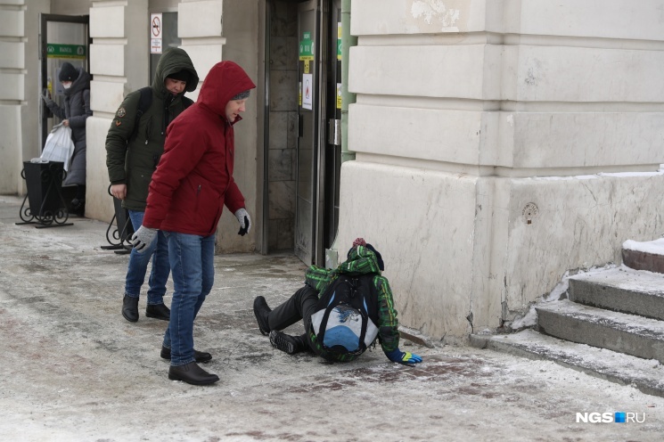 Упал на тротуаре. Люди падают на тротуаре в парке и мер говорит что все хорошо. Новосибирцы пересылают друг другу шокирующие фотографии.