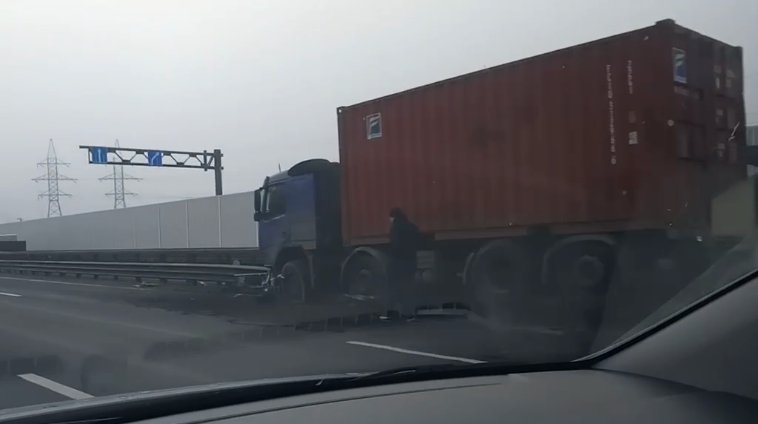 Кадр из видео в телеграм-канале <a href="https://t.me/Megapolisonline" target="_blank" class="_">«Мегаполис»</a>