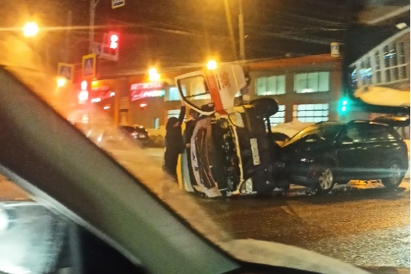 Автомобиль скорой помощи перевернулся Автомобиль скорой помощи перевернулся