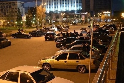Парковка у «Технопарка»: по ночам обычно многолюдно из-за молодежных компаний Парковка у «Технопарка»: по ночам обычно многолюдно из-за молодежных компаний