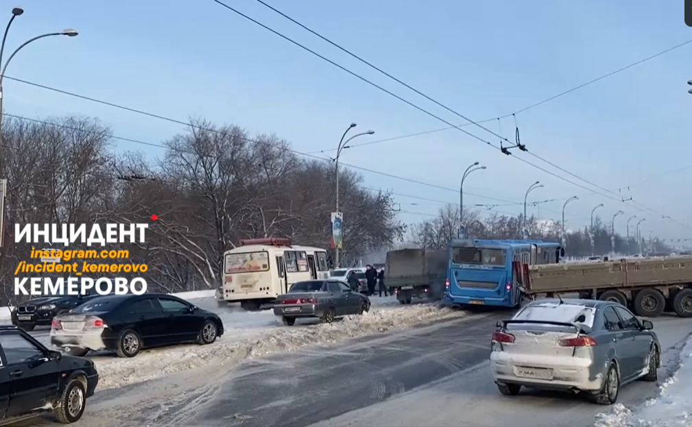 В центре Кемерово автобус столкнулся с КАМАЗом. Из-за этого образовалась гигантская пробка
