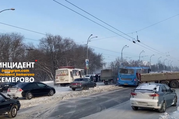 Грузовик с полуприцепом пытался заехать на парковку торгового центра Грузовик с полуприцепом пытался заехать на парковку торгового центра