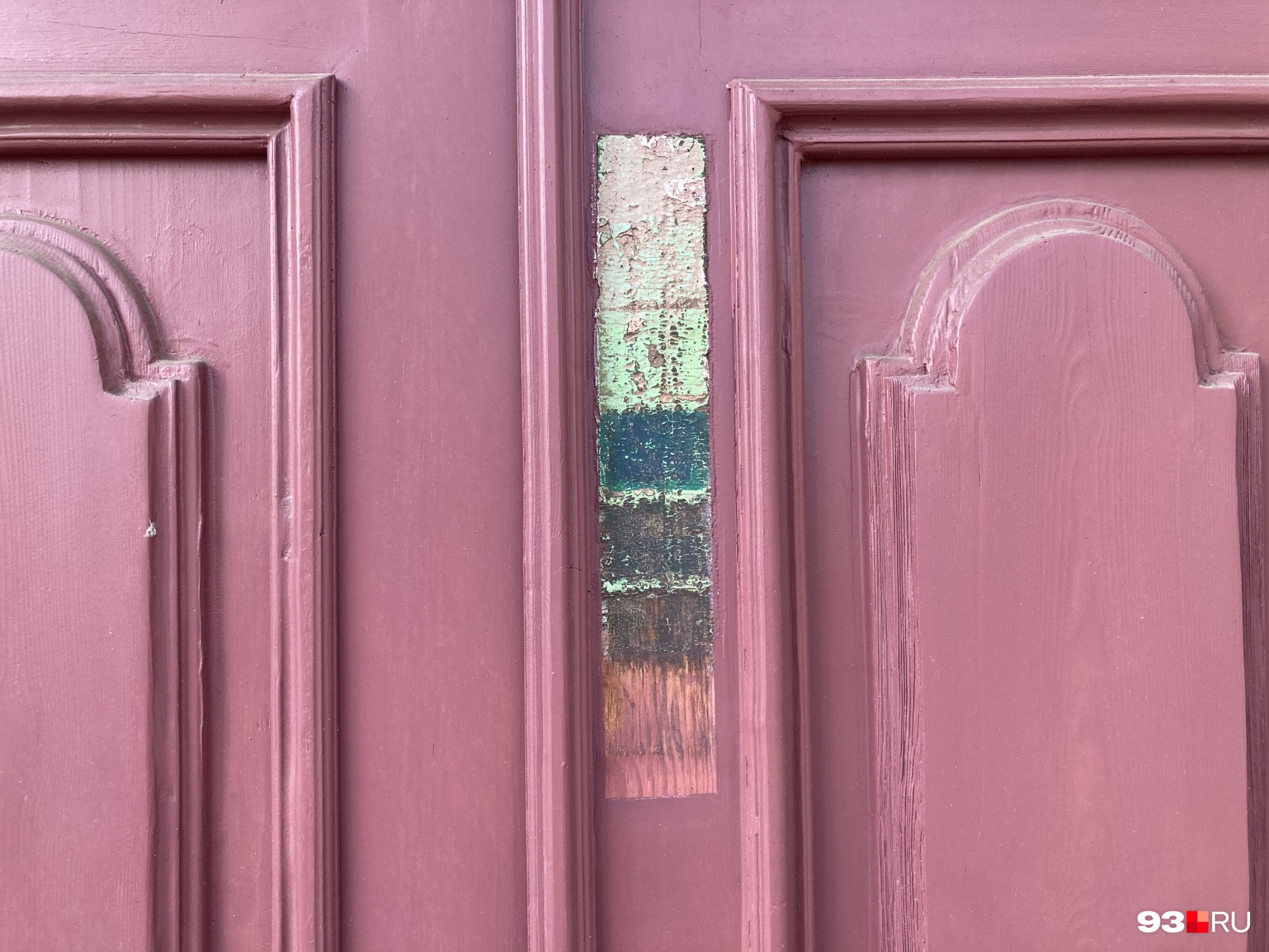 В процессе расчистки удалось найти следы семи слоев краски и понять, в какой цвет дверь была выкрашена изначально