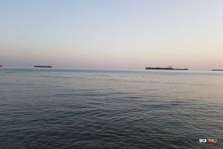 Разлив произошел недалеко от пролива, соединяющего Черное море с Азовским