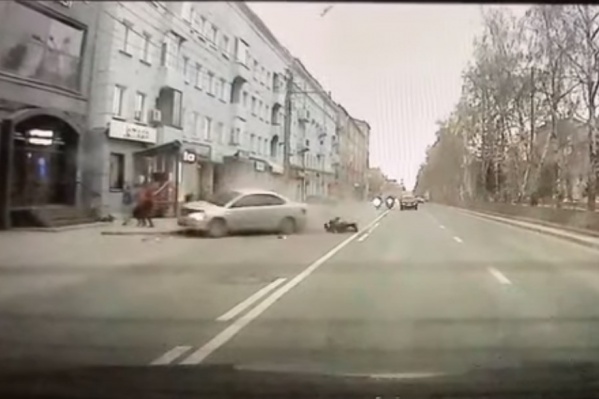 Упавший байкер сломал ногу Упавший байкер сломал ногу