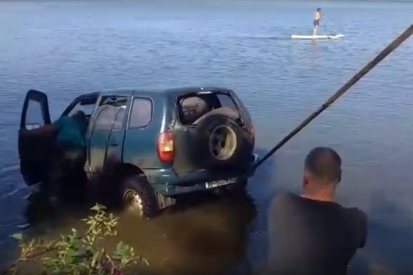 «Ниву» тащили из воды в районе базы отдыха, так что за процессом люди могли наблюдать и с берега, и с сапов «Ниву» тащили из воды в районе базы отдыха, так что за процессом люди могли наблюдать и с берега, и с сапов