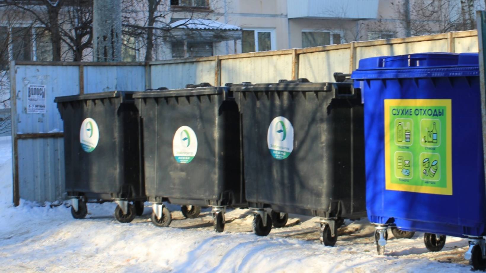 Так выглядит площадка для мусора у дома <nobr class="_">№ 41</nobr> по улице Комсомольской