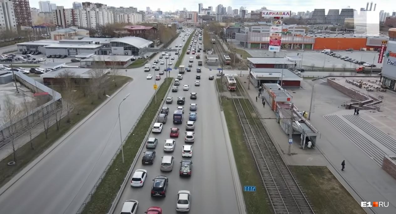 Автомобилисты в Екатеринбурге встали в пятикилометровую пробку из-за ремонта моста на Бебеля