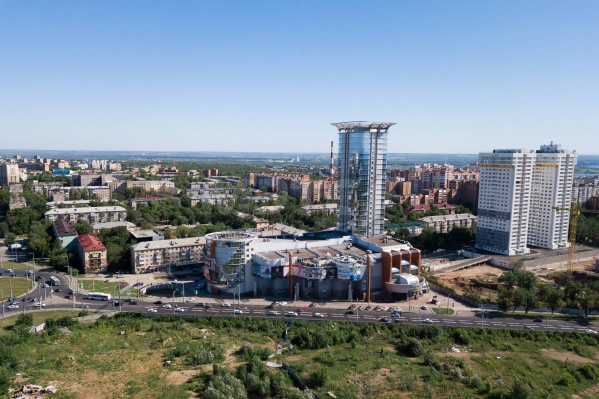 В здании есть и торговые, и офисные площади В здании есть и торговые, и офисные площади