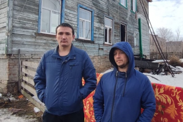 На фото слева — Руслан Ильтубаев, который вытащил людей из горящего здания На фото слева — Руслан Ильтубаев, который вытащил людей из горящего здания