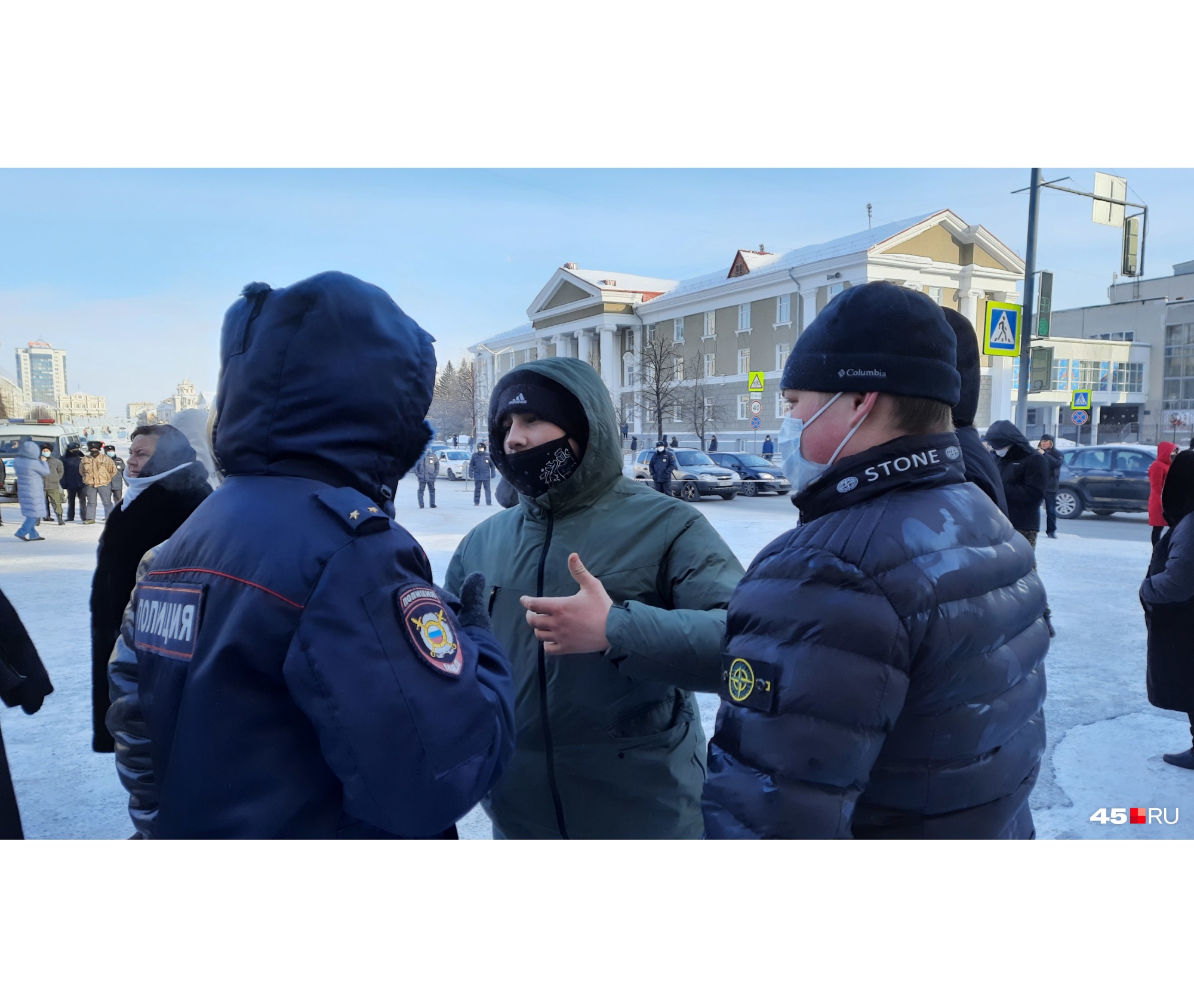 Разговор между молодыми людьми и силовиками велся на повышенных тонах Разговор между молодыми людьми и силовиками велся на повышенных тонах