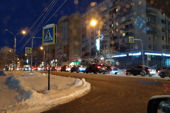 Такая вот пробка по Воскресенской улице — до самого Обводного канала<br> Такая вот пробка по Воскресенской улице — до самого Обводного канала<br>